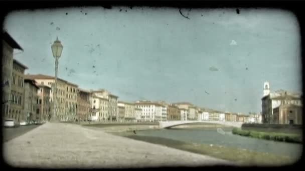 Girato Ponte Che Attraversa Fiume Italia Clip Video Stilizzato Vintage — Video Stock