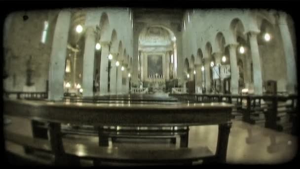 Lente Ângulo Largo Tiro Interior Uma Catedral Italiana Vintage Clipe — Vídeo de Stock