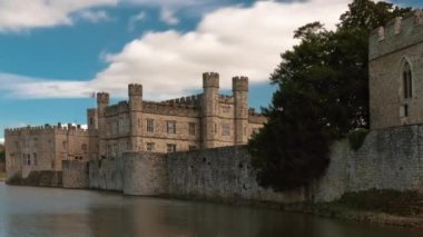 Leeds Castle ve hendek İngiltere'de dış hızlandırılmış.