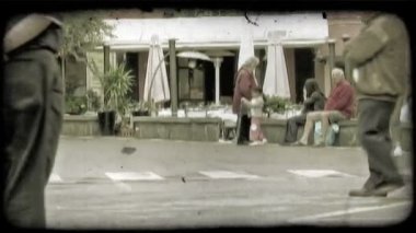 Yürüyüş ve İtalyan bir sokakta ziyaret insanlar. Vintage stilize video klip.