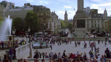 Londra, İngiltere - 9 Ekim 2011: Trafalgar Meydanı çeşmeler ve Nelson'ın anıt