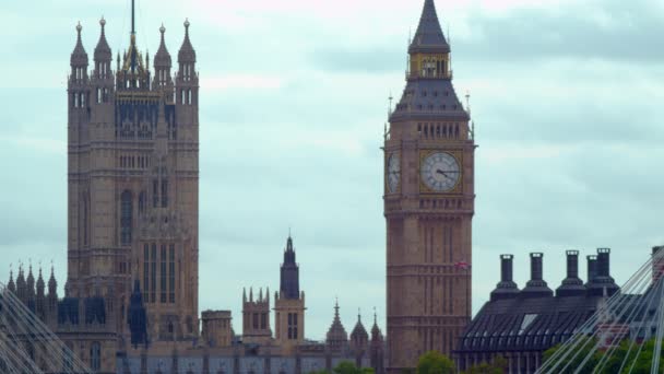 Zbliżenie Big Bena Opactwa Westminster Pochmurny Dzień Londynie — Wideo stockowe
