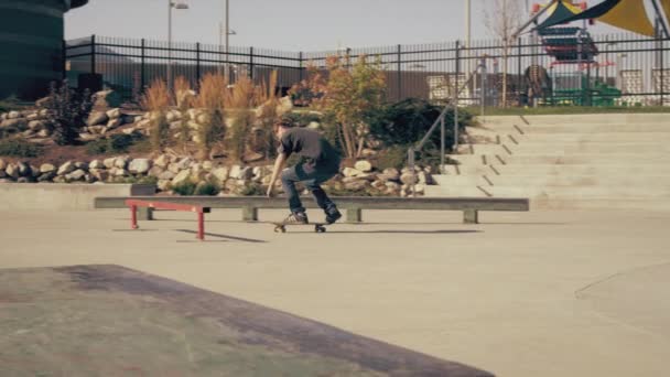 Tiro Algunos Patinadores Haciendo Varios Trucos Skatepark Primer Patinador Desliza — Vídeos de Stock
