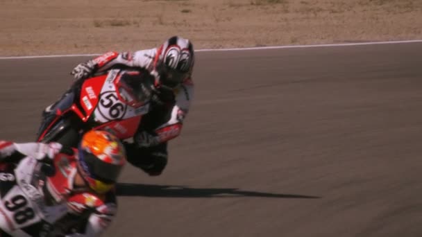 摩托车赛车手在赛道上的慢动作镜头 摄像师显示比赛参与者和跟踪赛车手56 — 图库视频影像