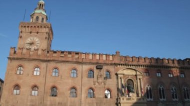 Güneş batmadan, İtalya Bologna atış eğimli.