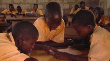 Afrika, Kenya - Ağustos 2010 yaklaşık: Sınıfta çocuklar orta çekim