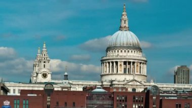 Londra'da Cathedral St Paul üstündeki hızlandırılmış. Bulutlar mavi gökyüzü havai billowing.