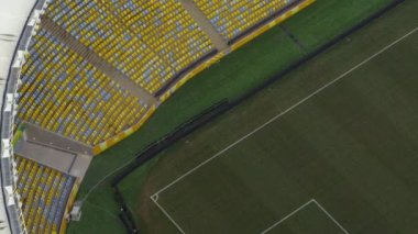 Rio De Janeiro - Haziran 2013 yaklaşık: Görüntülerini renkli stadyum koltukları ve Rio de Janeiro'nun Maracana Futbol Stadyumu futbol sahası. Bir helikopterden filme.