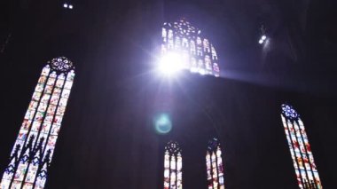 Güneş ile Milan, İtalya'da shinning ile Kilise ve windows geniş çekim.