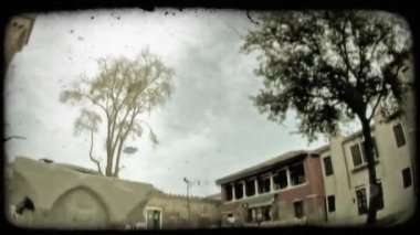 İtalyan bir karenin çevresindeki binanın Pan. Vintage stilize video klip.