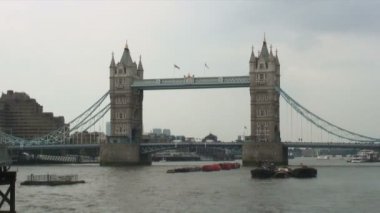 Atış, Londra'da Thames Nehri üzerinde kule Köprüsü.
