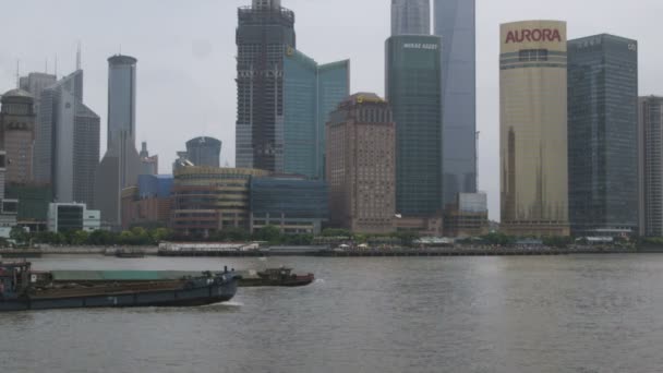 Xangai China Outubro 2012 Barcaças Descem Rio Huangpu Contra Fundo — Vídeo de Stock