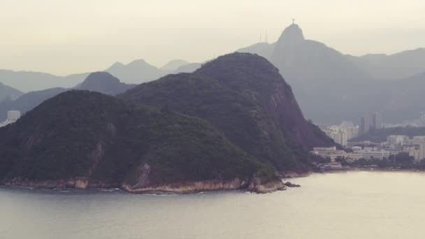Аэросъемка Гор Зданий Вдоль Пляжа Рио Жанейро Бразилия Снятая Вертолета — стоковое видео