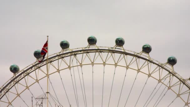 London Eye Üst Kapsüllerinin Bulutlu Gökyüzünün Arka Planına Ona Yakın — Stok video