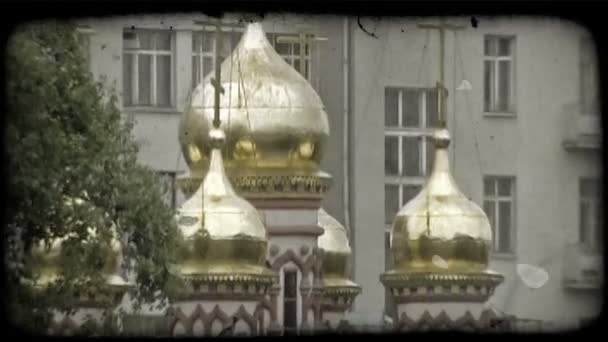 Spitze Der Verzierten Russischen Kathedrale Mit Dekoration Und Goldenem Geformtem — Stockvideo