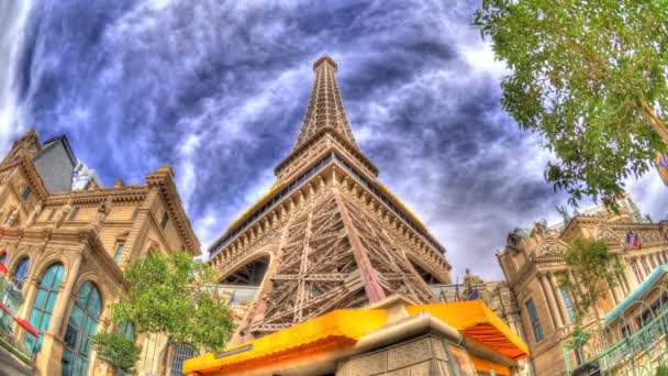 摆式游戏中时光倒流到顶部的巴黎拉斯维加斯酒店和赌场的繁殖埃菲尔铁塔着朵朵白云在蔚蓝的天空 — 图库视频影像