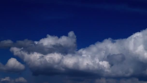Extremo Lapso Tempo Nuvens Brancas Acelerar Num Céu Índigo — Vídeo de Stock