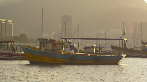 Рио Жанейро Июня 2013 Года Статический Снимок Лодки Плавающей Заливе — стоковое видео