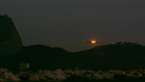 リオデジャネイロ ブラジル 2013 早朝に飛行機が着陸すると ジャカレパグア空港の外の丘のパンニングショット — ストック動画