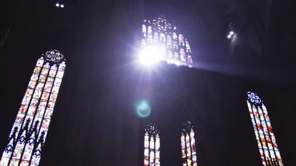 Weitwinkelaufnahme Von Kirche Und Fenstern Mit Durchscheinender Sonne Mailand Italien — Stockvideo