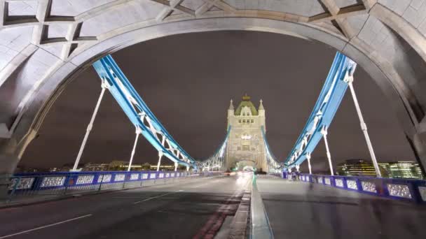 从英国伦敦塔桥上看路时移 人和汽车来回穿梭 — 图库视频影像