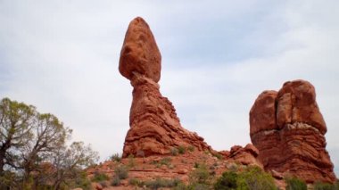 Kayalar ve bulutlar geniş timelapse