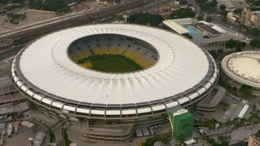 Rio de Janeiro - Haziran, 2013: Maracana futbol stadyumunun görüntüleri de dahil olmak üzere kentsel Rio de Janeiro, Brezilya, havadan görüntüleri. Hareket eden bir helikopterden çekildi.