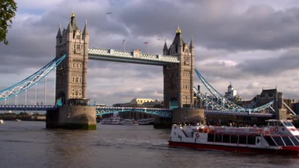 London England Oktober 2011 Kreuzfahrtschiff Passiert Kamera Mit Turmbrücke Hintergrund — Stockvideo
