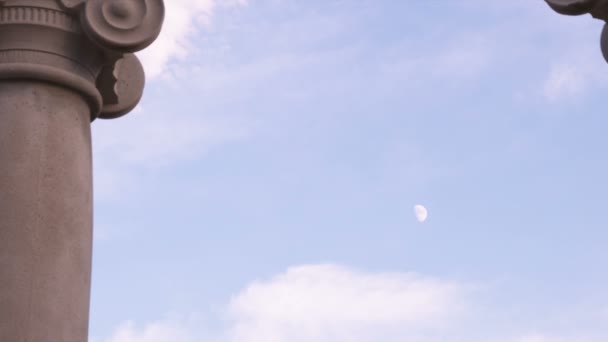つのイオンの柱の間に小さな日月面 — ストック動画