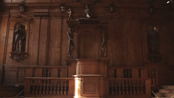 Inclinazione Dalle Statue Sulla Parete Tavolo Centrale Della Chiesa Bologna — Video Stock