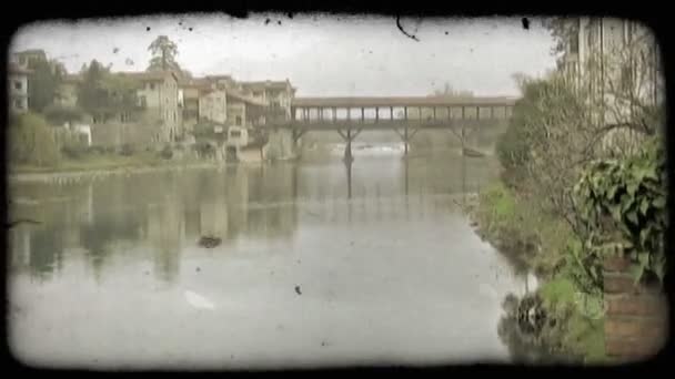 Aufnahme Einer Überdachten Brücke Über Einen Fluss Italien Vintage Stilisierter — Stockvideo