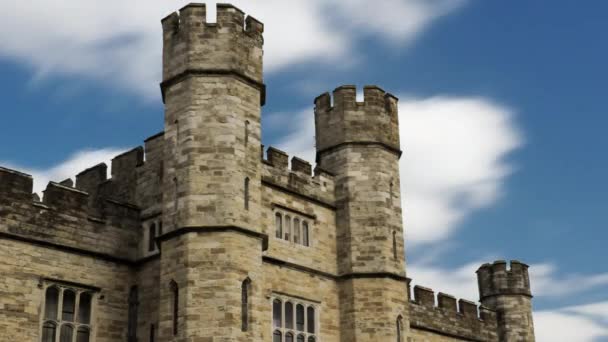 随时间推移云经过在英国的利兹城堡塔 — 图库视频影像