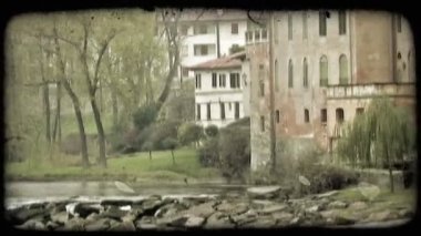 İtalya bir nehrin kenarındaki evlerin atış. Vintage stilize video klip.