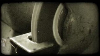 İşçi metal direği kapatmak için dönen makineyi kullandığı için kapatın, etrafında kıvılcımlar ateş edin. Vintage stilize video klip.