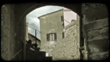 Bir kadeh bir Alleyway sonunda küçük bir tünel. Vintage stilize video klip.