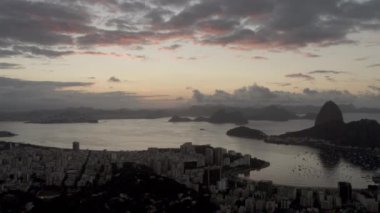 Statik bir Rio de Janeiro, Brezilya bakan bir noktadan vurdu. Bu günbatımı ve dağlar, şehir ve bay tüm gölge döküm.