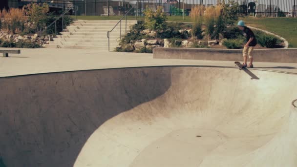 Skott Skateboardåkare Släppa Och Försöker Ett Trick Han Droppar Och — Stockvideo