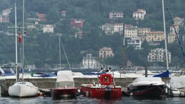 Tiro Médio Barcos Amarrados Uma Doca Lago Como — Vídeo de Stock