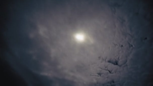 Gyorsított Sötét Felhők Roll Görgetjük Legyengült Nap — Stock videók