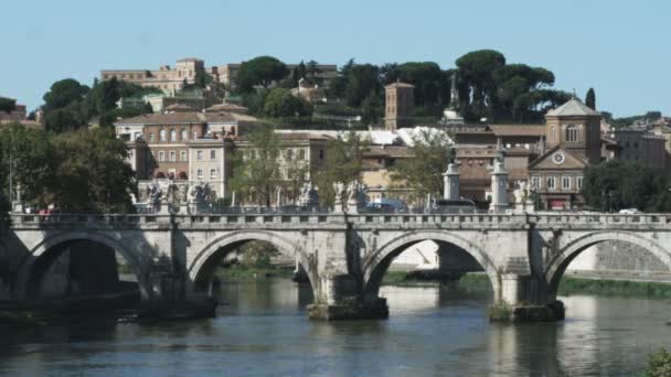 Weitwinkelaufnahme Einer Antiken Brücke Und Stadt Rom — Stockvideo