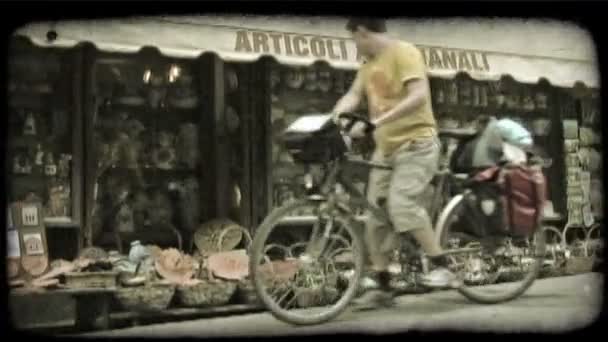 Ein Mann Und Eine Frau Fahren Mit Ihren Fahrrädern Bis — Stockvideo