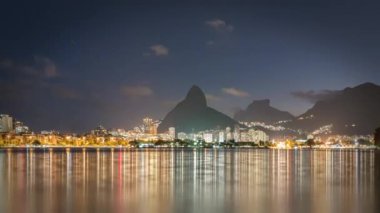 Gün batımından koyu, Loagoa Rodrigo Freitas gelen ikiz kardeşler, video hızlandırdı-up. Uçak hareket, araba hareket ve su hareketi video yakalanır.