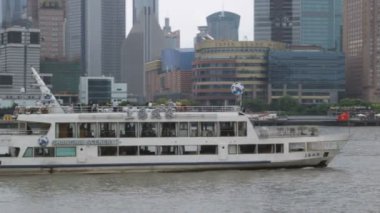 Shanghai, Çin - Ekim 2012: Pan gökdelenler ve Huangpu Nehri üzerinde bir yolcu teknesi.