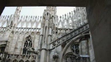 El atış kapı, Milano, İtalya ile uzun boylu ayrıntılı Kulesi reviling Katedrali.