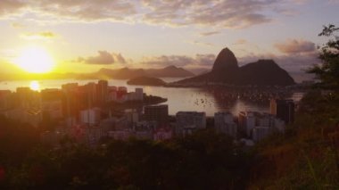 Rio de Janeiro'nun güneşli güneş patlaması ile görüntüleri izleme. Güneşin büyük olduğunu ve onun ' relection Atlantik Okyanusu Botafogo bay eteklerinde gösterilir.