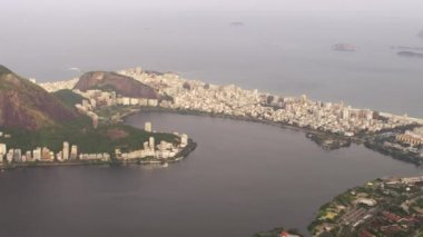 Lagoa ve çevreleyen şehir Aeiral Pan - Rio de Janeiro, Brezilya. Atlantik okyanusu ve ufuk tabireden adalar da görüntülerde görülüyor..