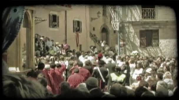 Menschen Drängen Sich Vor Einer Kathedrale Italien Beten Vintage Stilisierter — Stockvideo