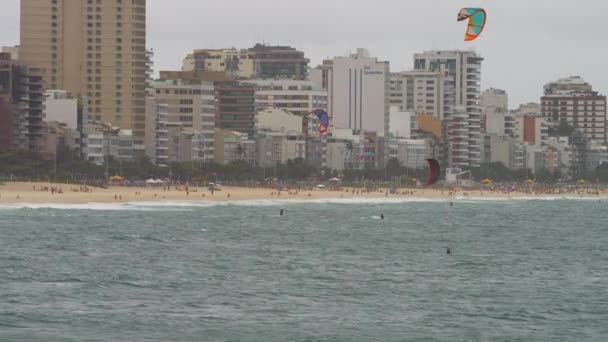 Strzał Grupy Pięciu Różnych Parasailing Surferów Odległość Brzegu Wieżowce Miasta — Wideo stockowe
