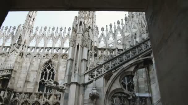 Captura Mão Catedral Revivendo Altas Elaboradas Torres Através Porta Milão — Vídeo de Stock