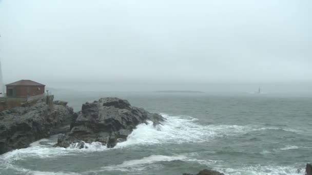 岬エリザベス メイン州のポートランド ヘッド ライトに霧と雨の海パンします — ストック動画